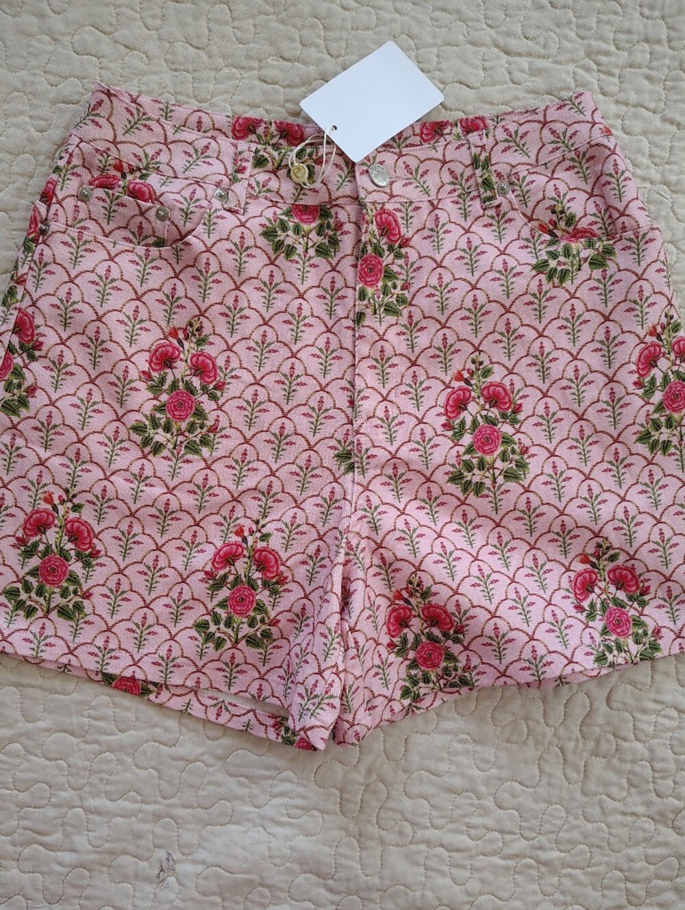 Entro Women’s Pink Floral Print Shorts Size S.